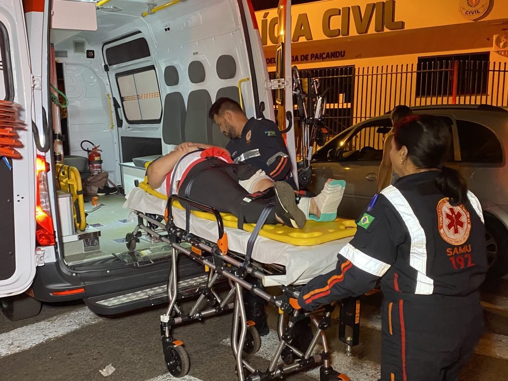 Mulher é socorrida após ser atropelada em cruzamento do centro de Paiçandu