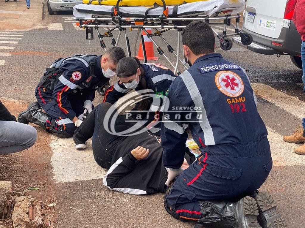 Motociclista fica ferida após carro avançar preferencial no Jardim Monte Cristo.
