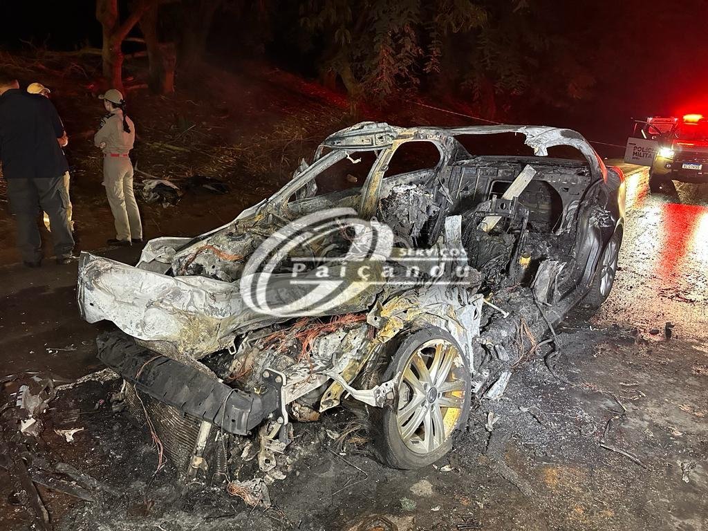 Motorista morre queimado após carro pegar fogo ao bater na traseira de caminhão, na PR-317
