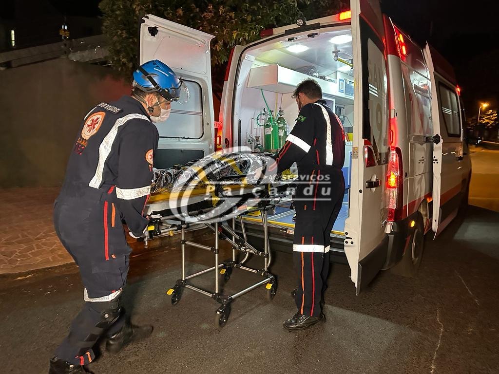 Menino de 13 anos é socorrido com suspeita de fratura de fêmur após acidente entre bicicleta e carro