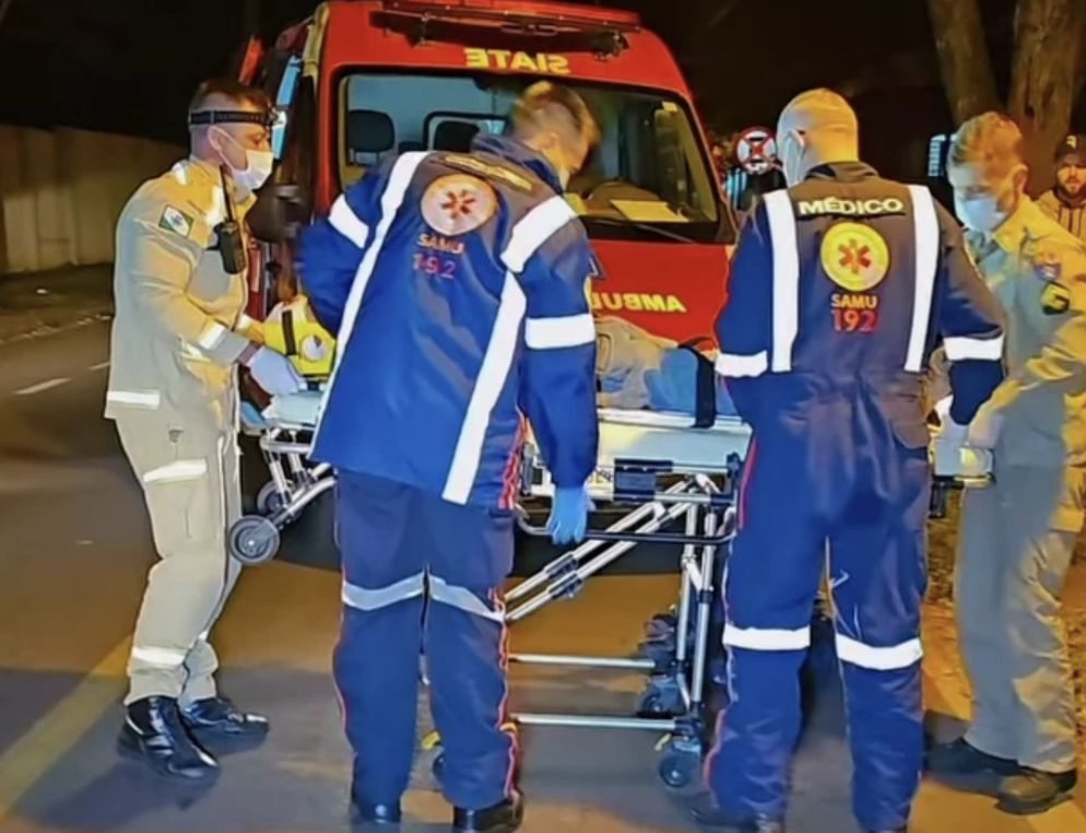 Homem fica ferido após bater moto contra poste em Maringá