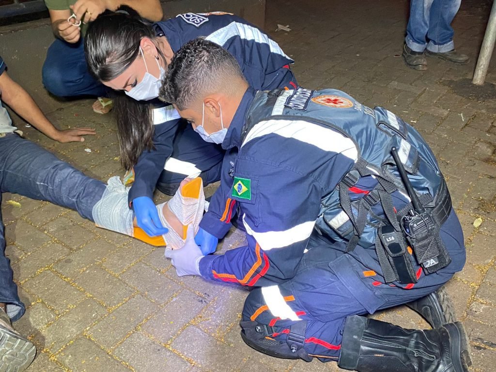 Motociclista é socorrido após acidente na Rua Santo Antônio em Paiçandu