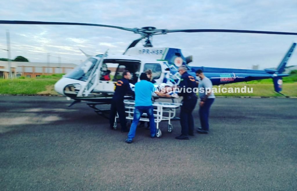 Homens são socorridos após explosão. Uma das vítimas teria jogado gasolina em lixos quando aconteceu o acidente