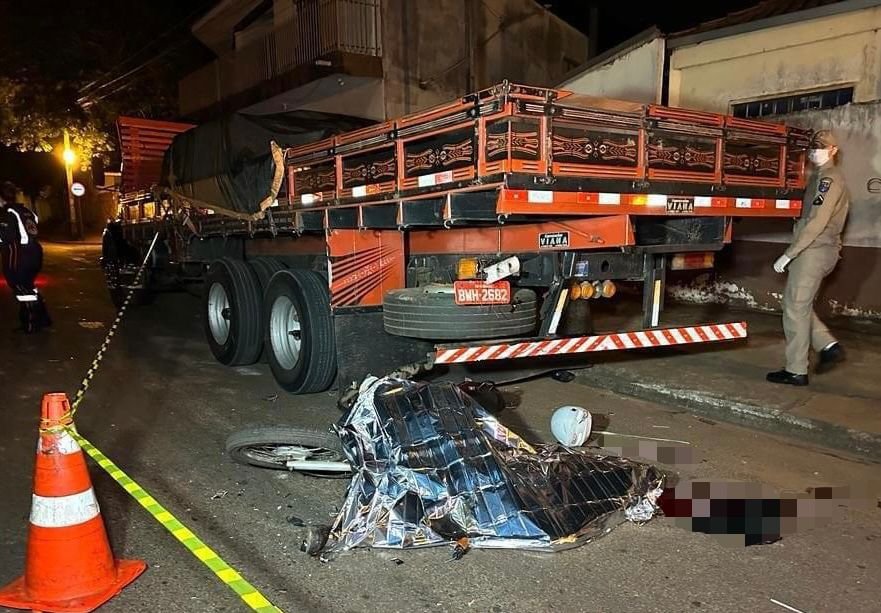 Motociclista morre após bater moto na traseira de caminhão estacionado em Sarandi
