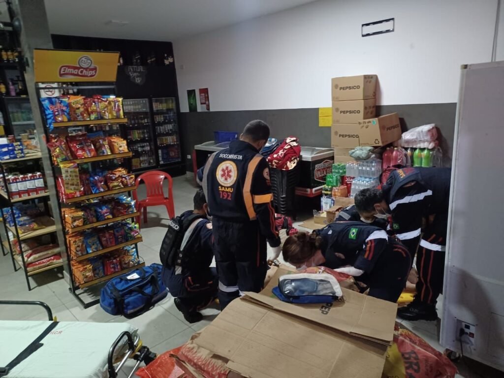 OITO TIROS – Jovem é baleado enquanto tomava cerveja em lanchonete na Vila Guadiana