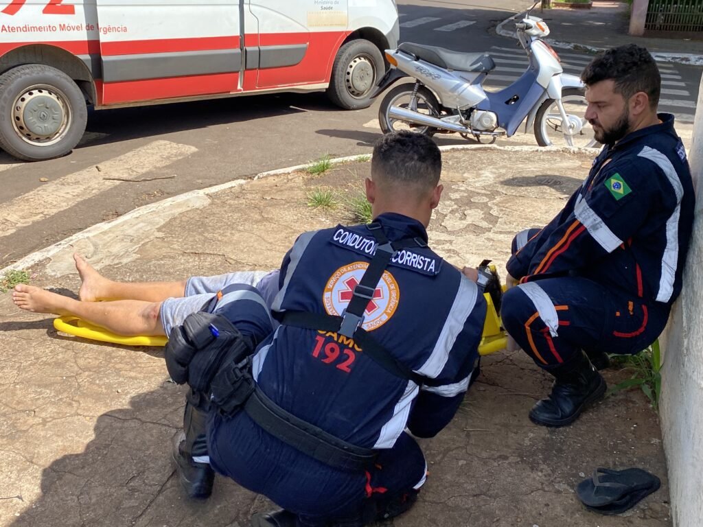 Motociclista fica ferido após carro avançar preferencial no centro de Paiçandu