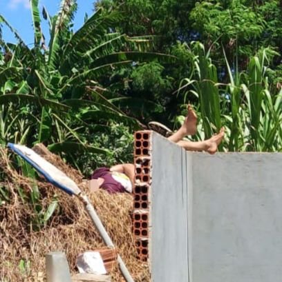 Indivíduo fica pendurado em muro ao tentar invadir residência em Paiçandu