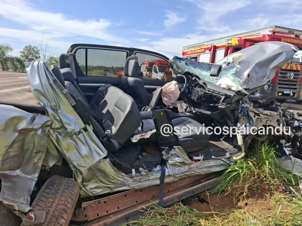 Colisão frontal entre camioneta e carreta deixa casal ferido na PR-323