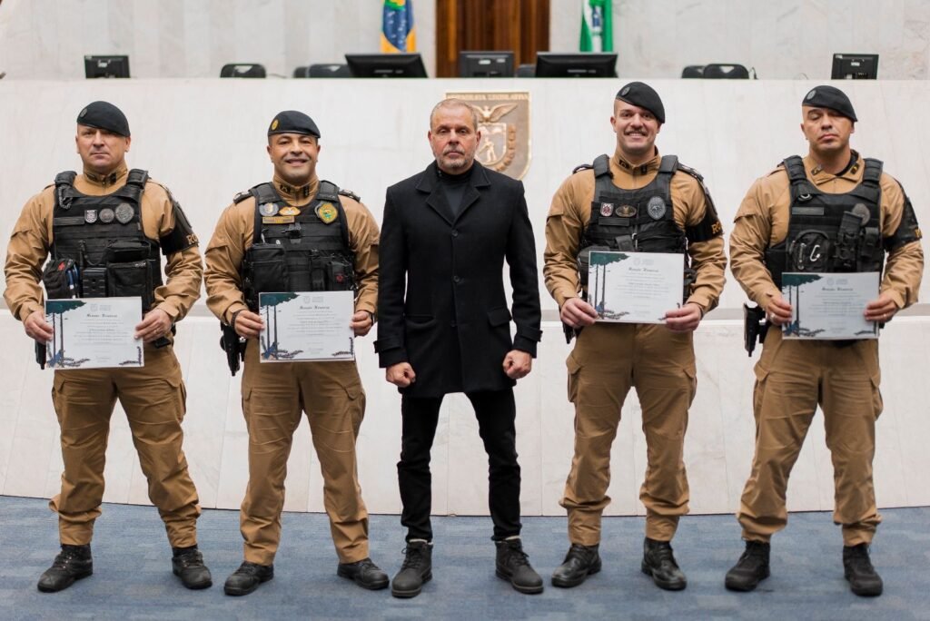 Comandante e policiais da ROTAM do 32º BPM são homenageados na Assembleia Legislativa do Paraná