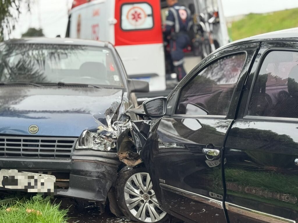 Idoso fica ferido após perdeu o controle do veículo e bater em outro carro estacionado em Paiçandu