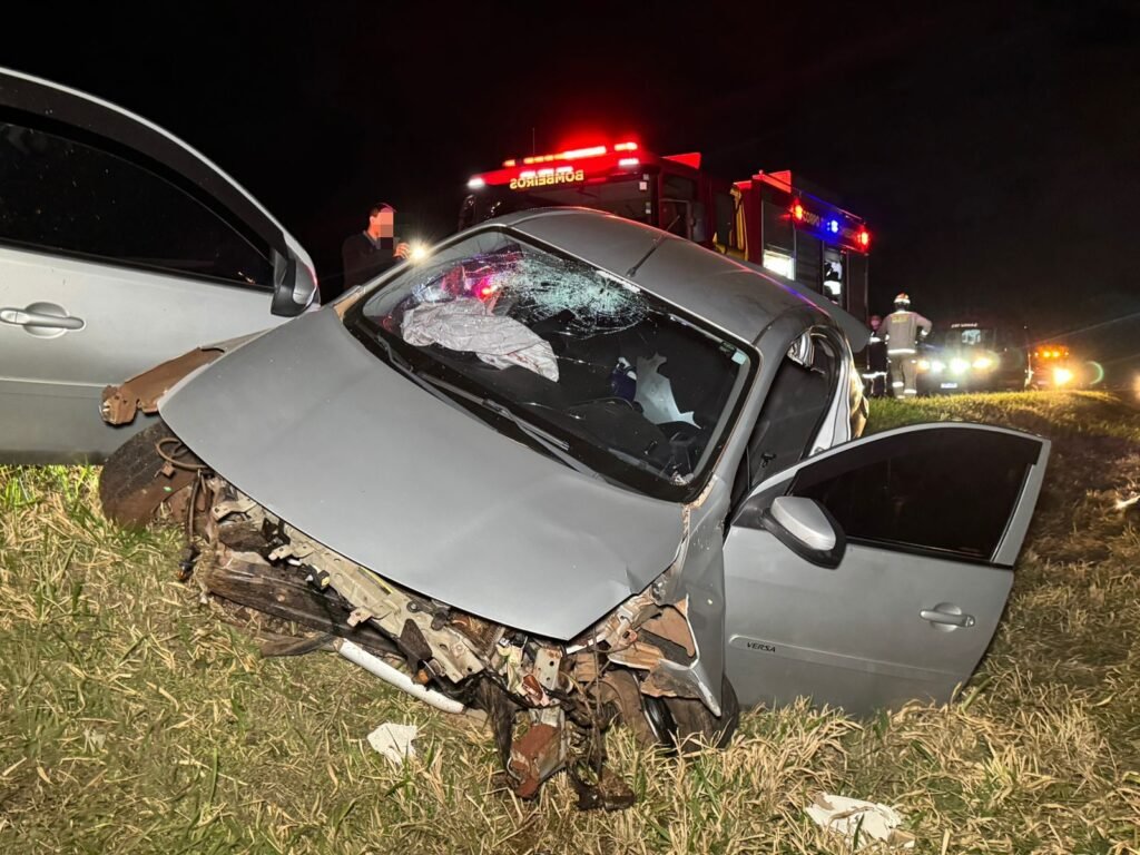 Pai levava filha para passar férias na casa da avó quando carro tomba na PR-317