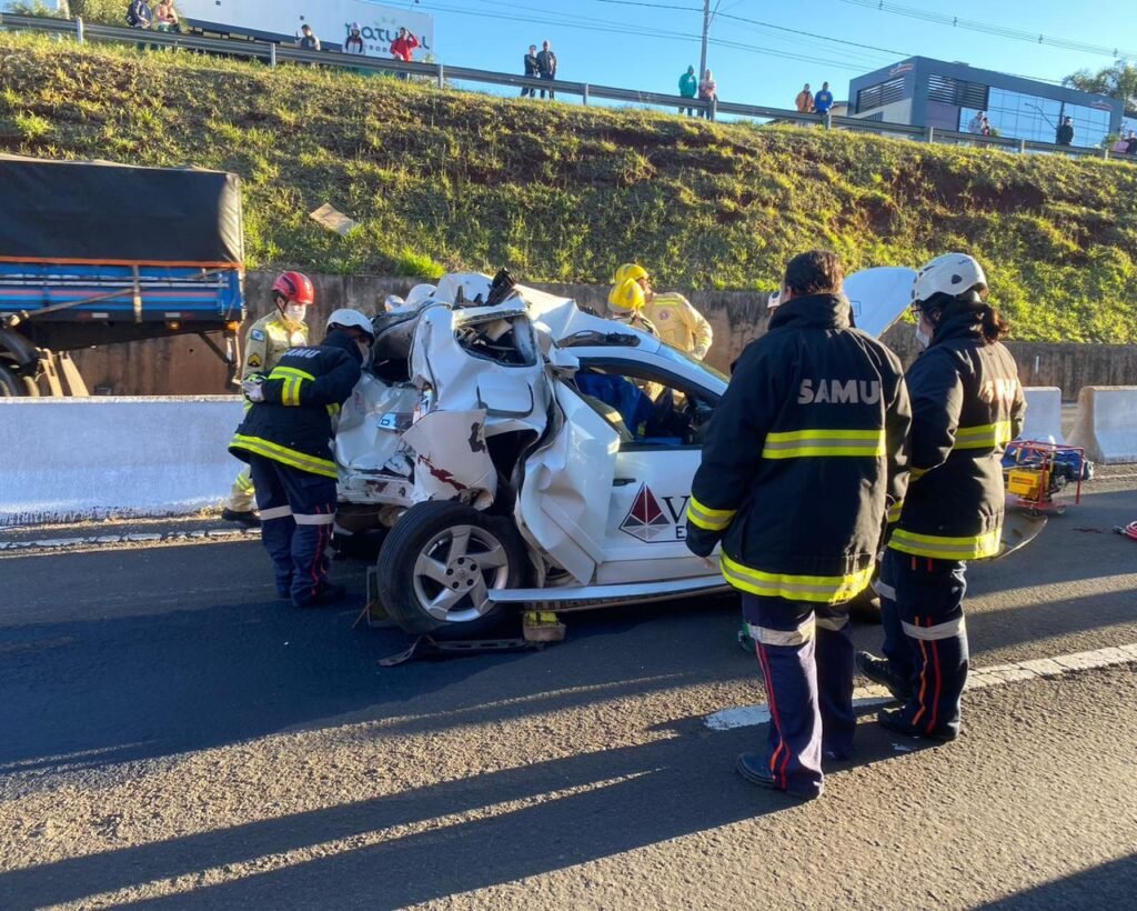 Motorista fica preso às ferragens após carro ser atingido por carreta no Contorno Norte