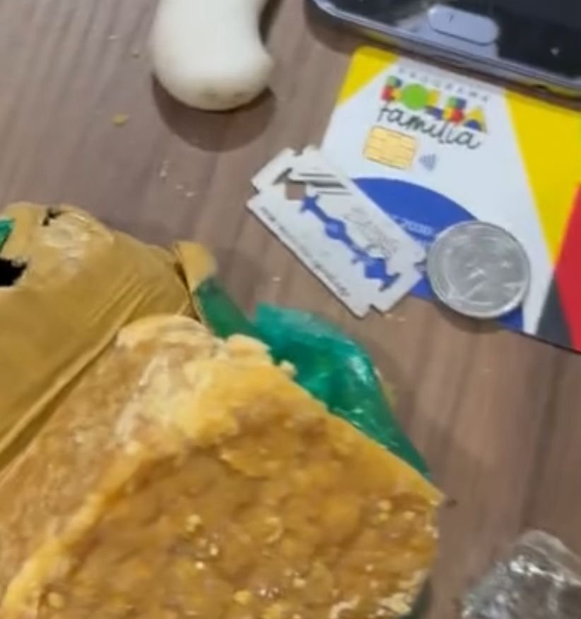 Cartão do Bolsa Família era usado como pagamento por drogas; traficante foi preso pelo PM