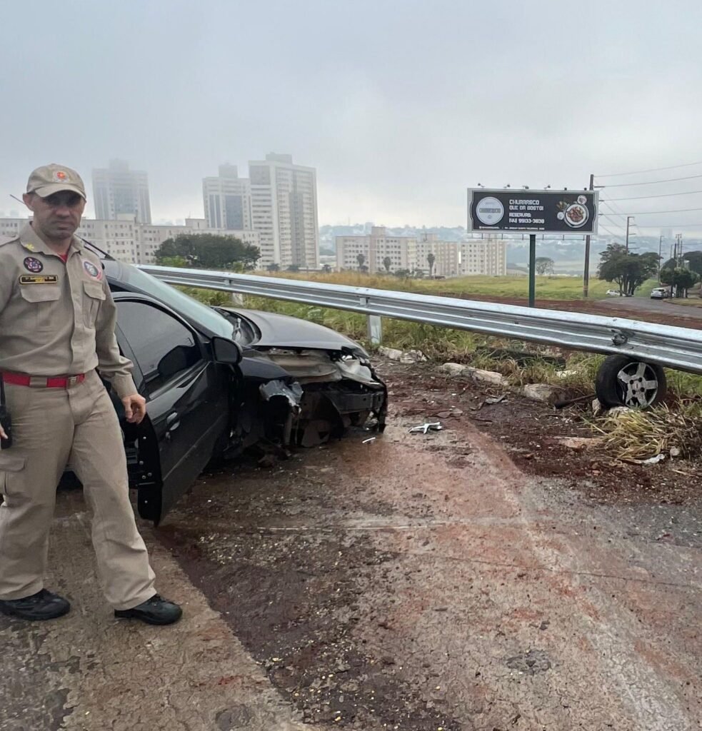Carro aquaplana e atinge guard rail na PR-323; três pessoas ficam feridas