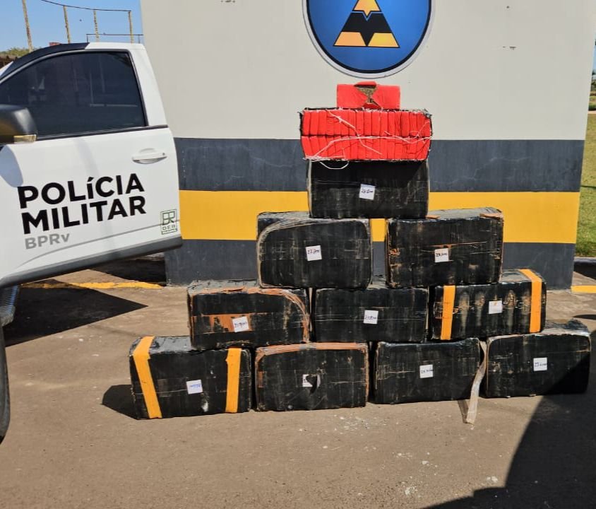 Polícia apreende veículo abandonado com quase 300 kg de maconha na PR-323, em Água Boa