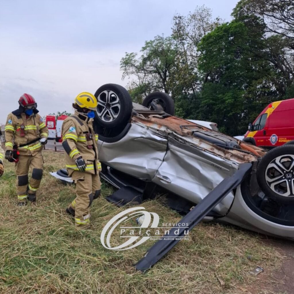 Motorista fica ferido após colisão seguida de capotamento na PR-323