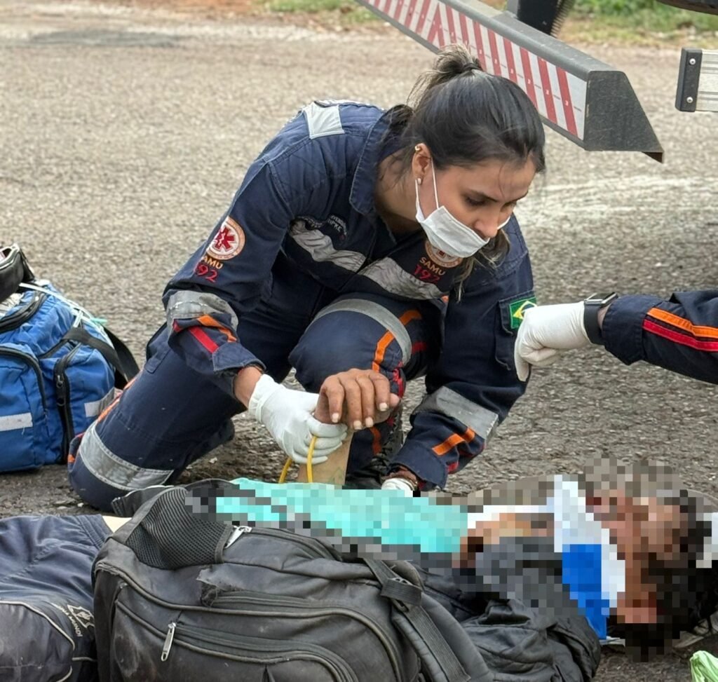 Pedestre sofre graves ferimentos após ser atingido por rodados de caminhão em Paiçandu