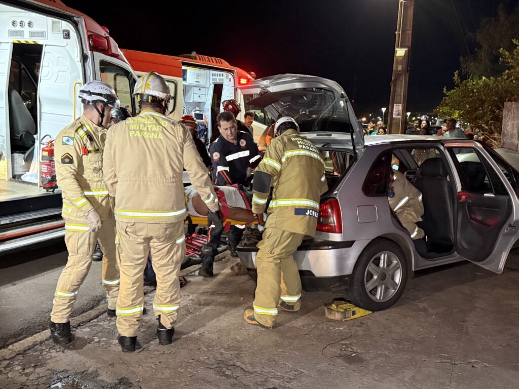 Carro desgovernado derruba poste e atinge muro de empresa na marginal da PR-323. Motorista foi socorrido em estado grave