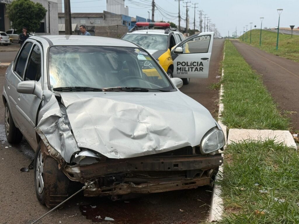 Colisão entre dois carros deixa feridos na marginal da PR-323 em Paiçandu