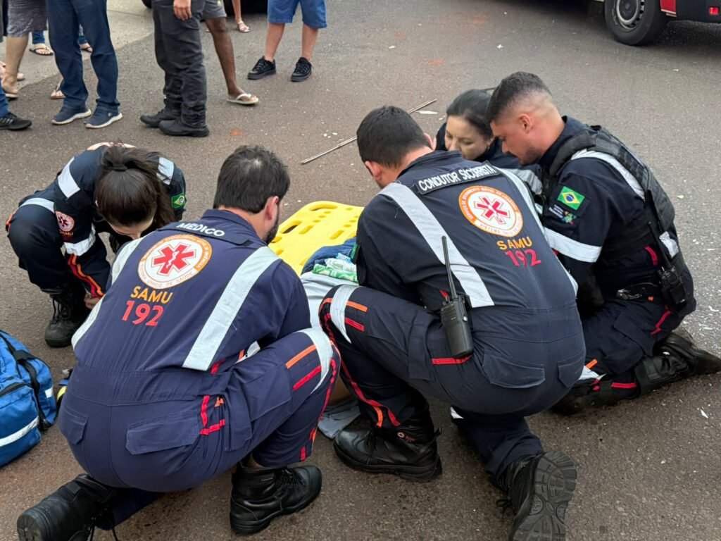 Acidente entre carro e moto deixa jovem ferido na avenida Ivaí, em Paiçandu