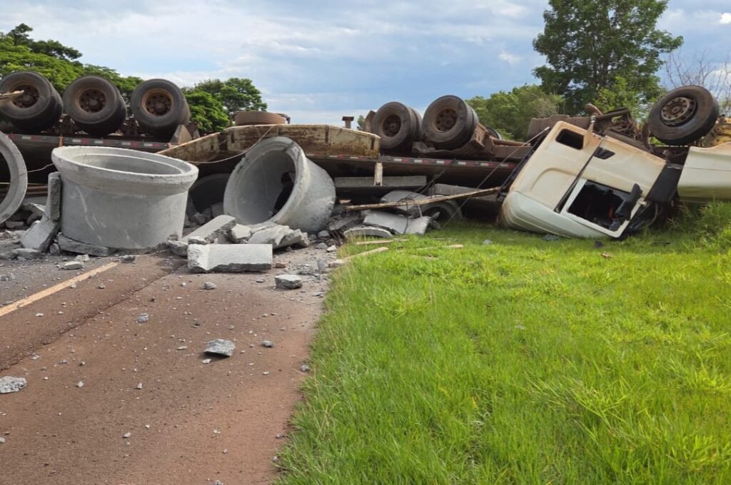 Caminhão carregado com dutos tomba na rodovia e deixa três feridos na PR-323