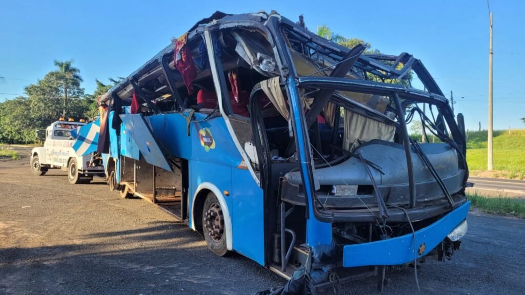 Tragédia – Ônibus com trabalhadores capota e deixa 6 mortos e mais de 30 feridos em rodovia da região