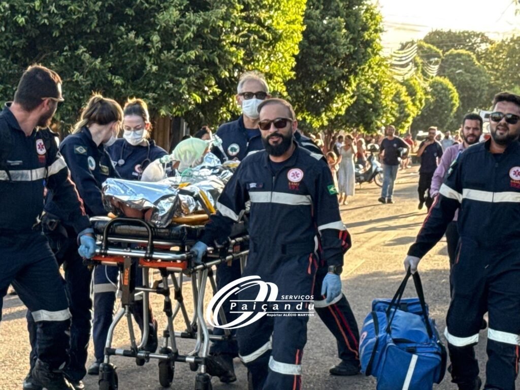 Ao passar por lombada motociclista perde o controle e colide violentamente em camionete estacionada em Paiçandu