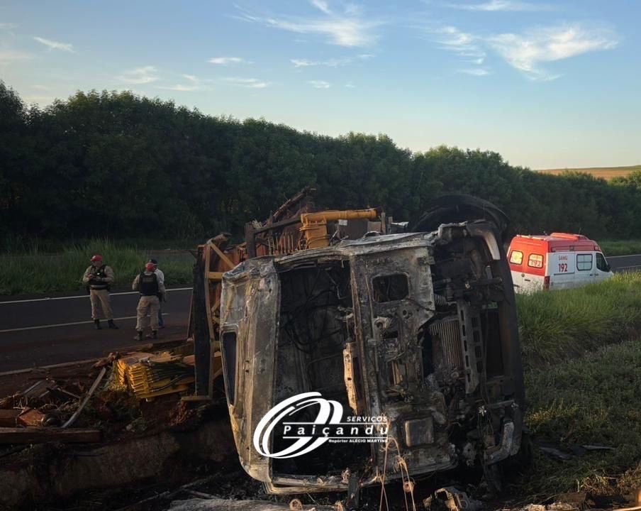 Motorista é socorrido após caminhão capotar e pegar fogo na PR-323 em Doutor Camargo