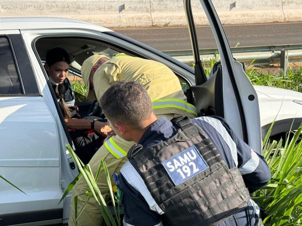 Motorista fica ferida após perder controle da direção e bater contra guard-rail na PR-323 em Paiçandu