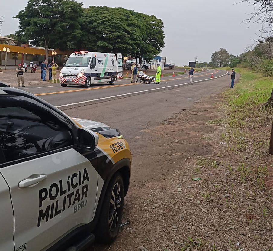 Carro invade a pista e colide contra moto; três ficam feridos na PR-323