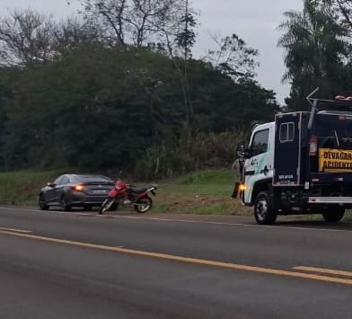 Mulher fica ferida após colisão de moto na traseira de carro na PR-323